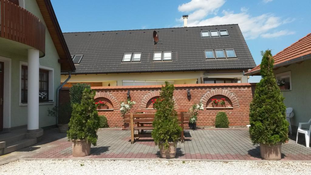 Gitta Apartman Buk Exterior photo